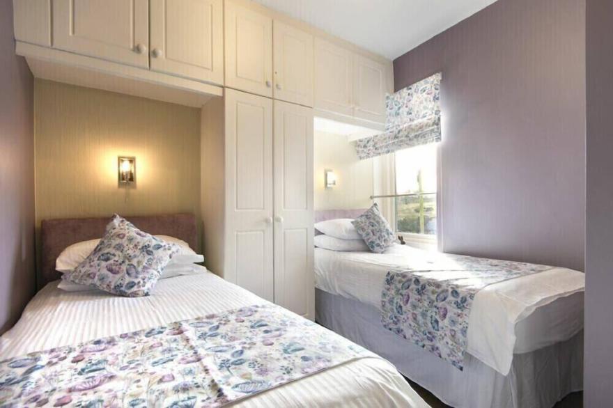 COQUET COTTAGE (WARKWORTH), pet friendly, with open fire in Warkworth
