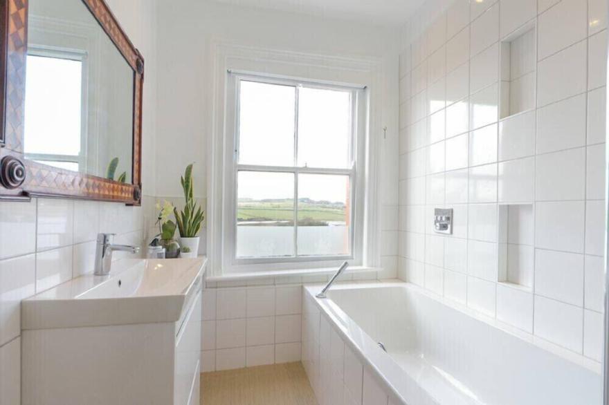 ESTUARY VIEW, family friendly, country holiday cottage in Alnmouth