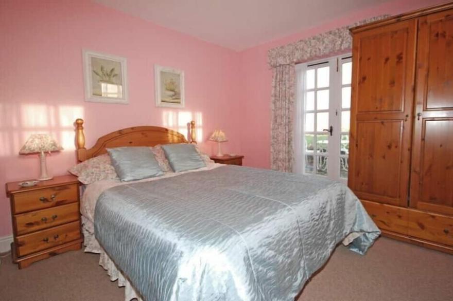 GLEBE COTTAGE, pet friendly, country holiday cottage in Bamburgh
