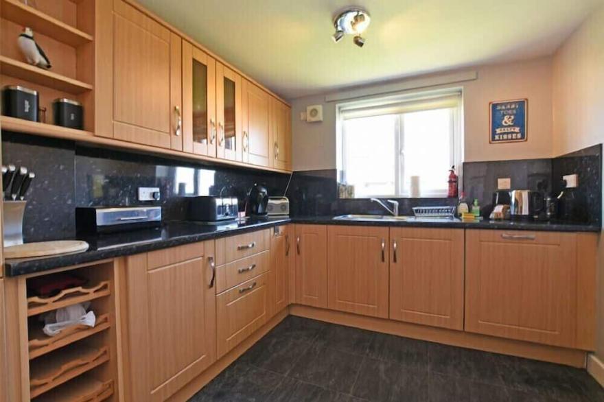 BEACH VIEW, family friendly, with a garden in Seahouses