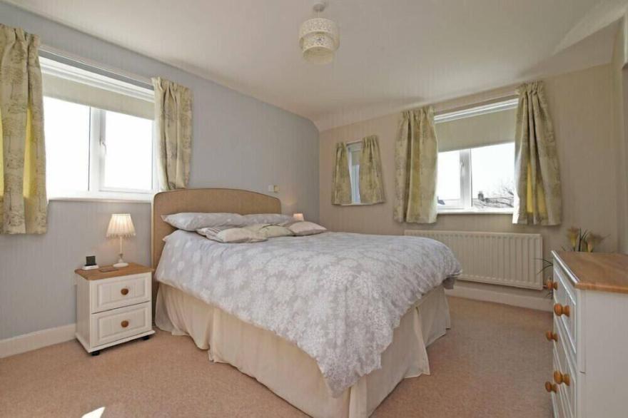 BEACH VIEW, family friendly, with a garden in Seahouses