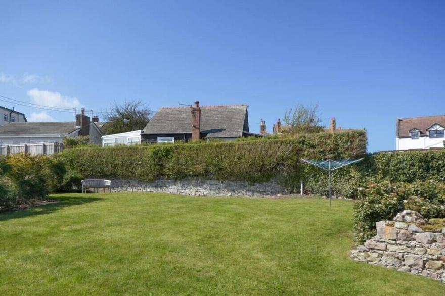 THE BLACKSMITH'S, pet friendly, character holiday cottage in Bamburgh