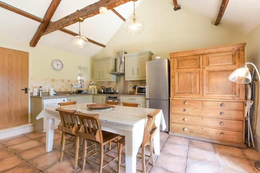 THE BLACKSMITH'S, pet friendly, character holiday cottage in Bamburgh