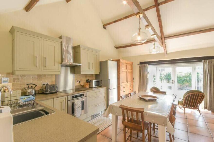 THE BLACKSMITH'S, pet friendly, character holiday cottage in Bamburgh