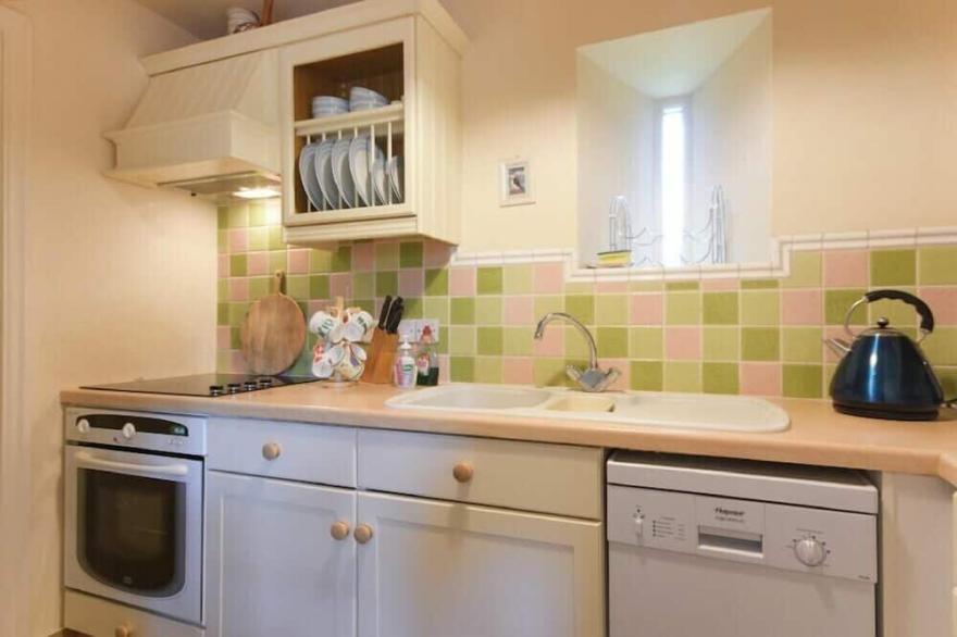 PRIMROSE COTTAGE, pet friendly, country holiday cottage in Craster