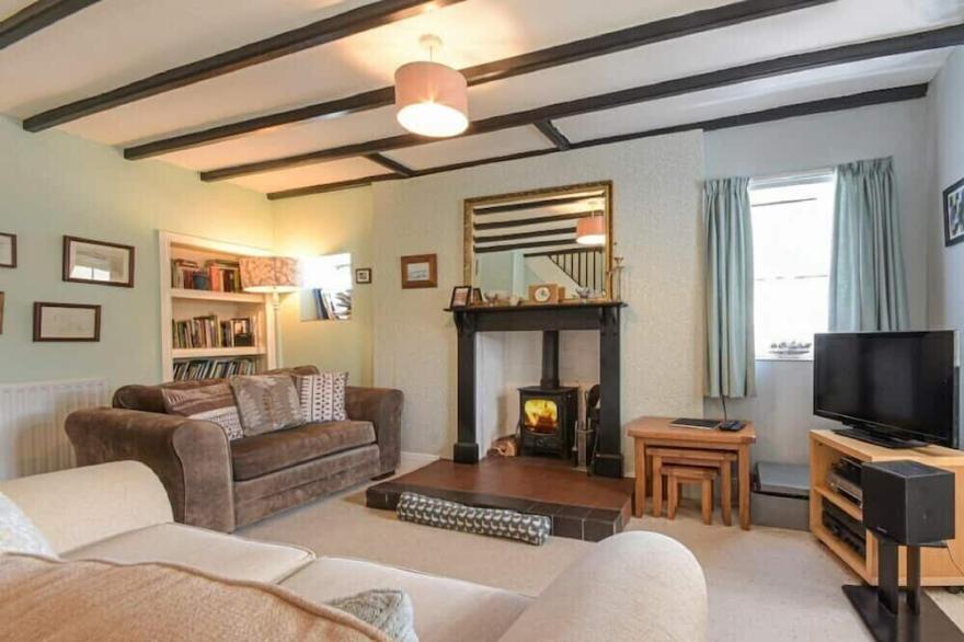 HILLTOP COTTAGE, pet friendly, with open fire in Wark-On-Tweed