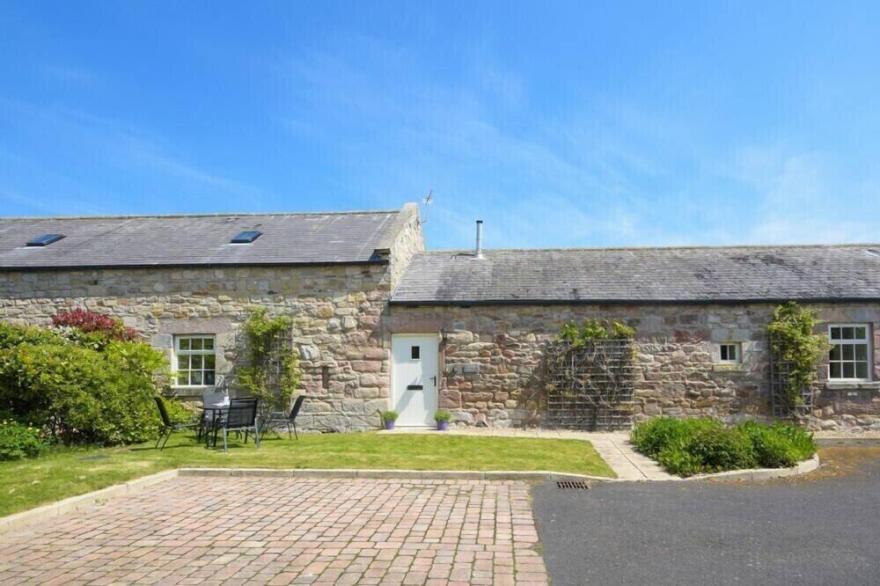 LAVENDER COTTAGE (VILLAGE FARM), pet friendly in Seahouses