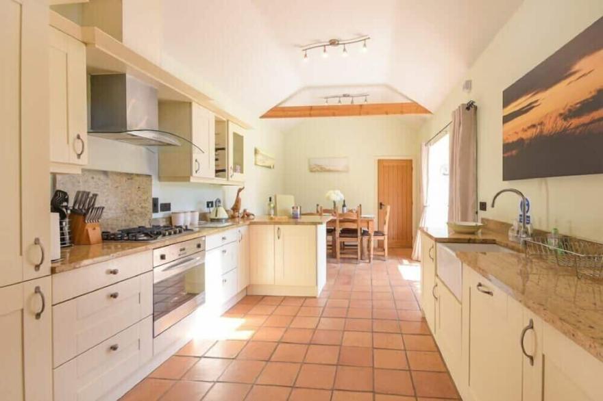 LAVENDER COTTAGE (VILLAGE FARM), pet friendly in Seahouses