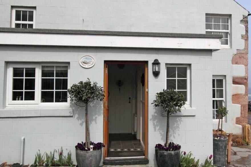 MARIE'S COTTAGE, pet friendly, character holiday cottage in Craster