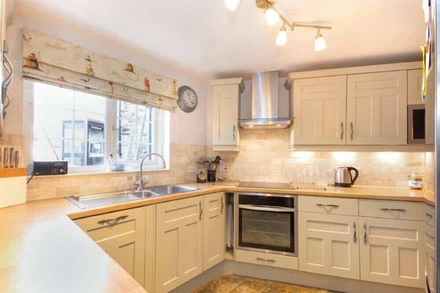 MARIE'S COTTAGE, pet friendly, character holiday cottage in Craster
