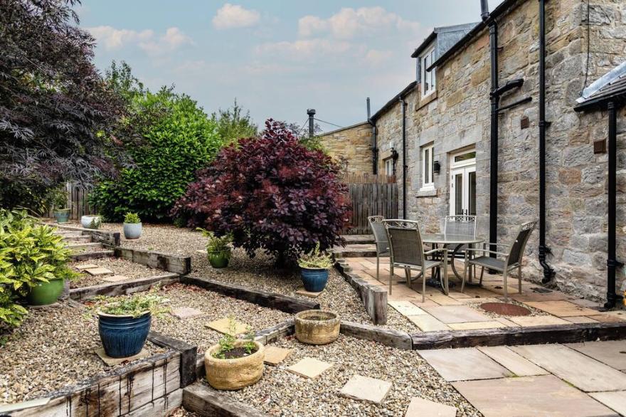 BIRSLEY COTTAGE, pet friendly, country holiday cottage in Alnwick