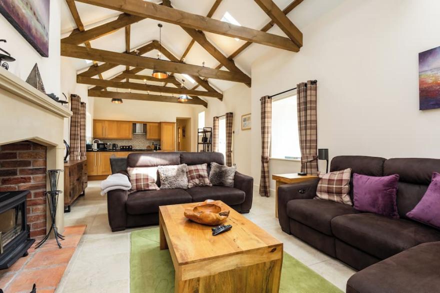 BIRSLEY COTTAGE, pet friendly, country holiday cottage in Alnwick