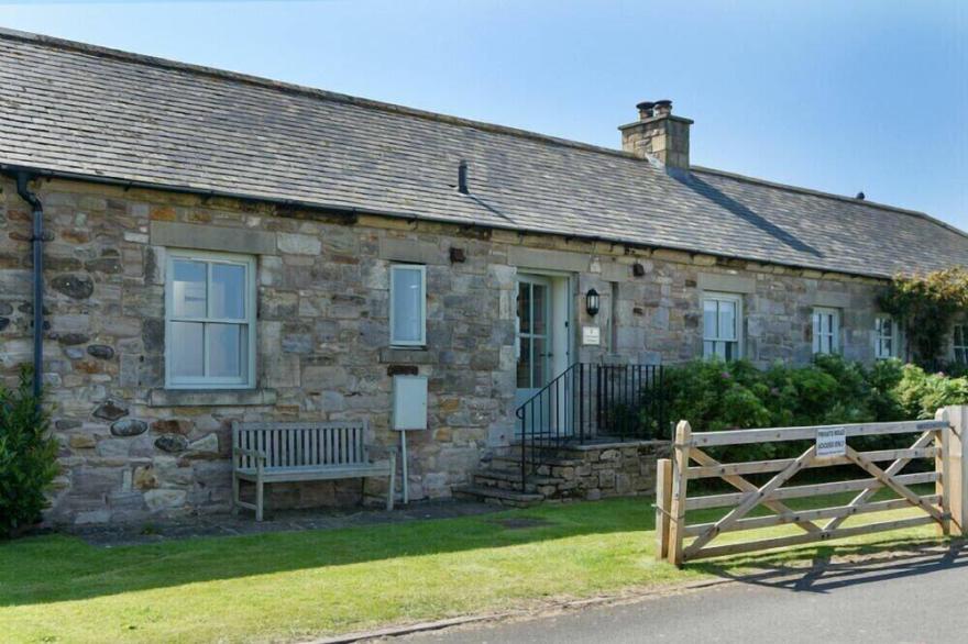 COURTYARD COTTAGE, pet friendly, country holiday cottage in Embleton