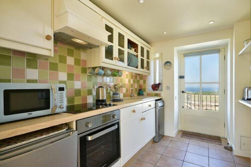 COURTYARD COTTAGE, pet friendly, country holiday cottage in Embleton