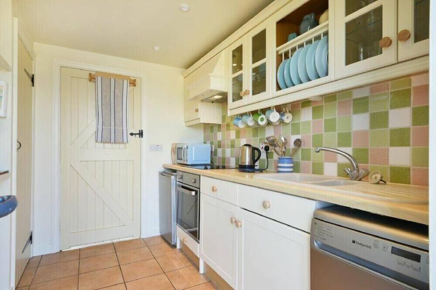 COURTYARD COTTAGE, pet friendly, country holiday cottage in Embleton