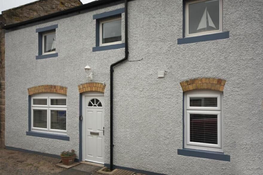 HERRINGBONE COTTAGE, pet friendly, with open fire in Seahouses