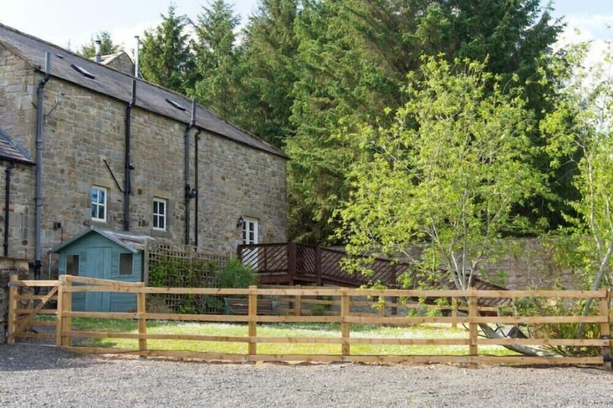 THE BOLTHOLE, family friendly, character holiday cottage in Eglingham