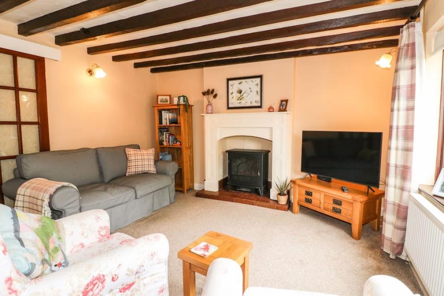 VINE COTTAGE, family friendly, with a garden in Whissendine