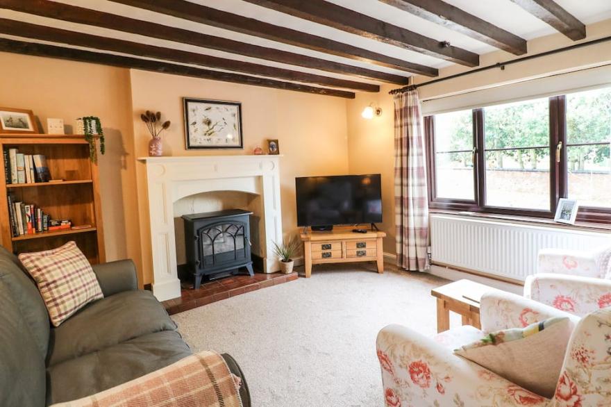 VINE COTTAGE, family friendly, with a garden in Whissendine