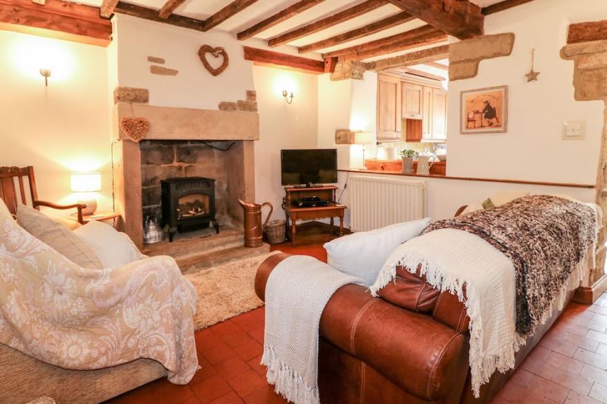 HALLBROOK COTTAGE, pet friendly, with a garden in Darley Dale