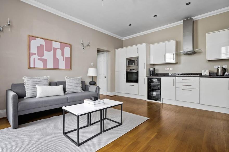 Sunlit Bayswater 2BR w/ High Ceilings, near Hyde Park, by Blueground