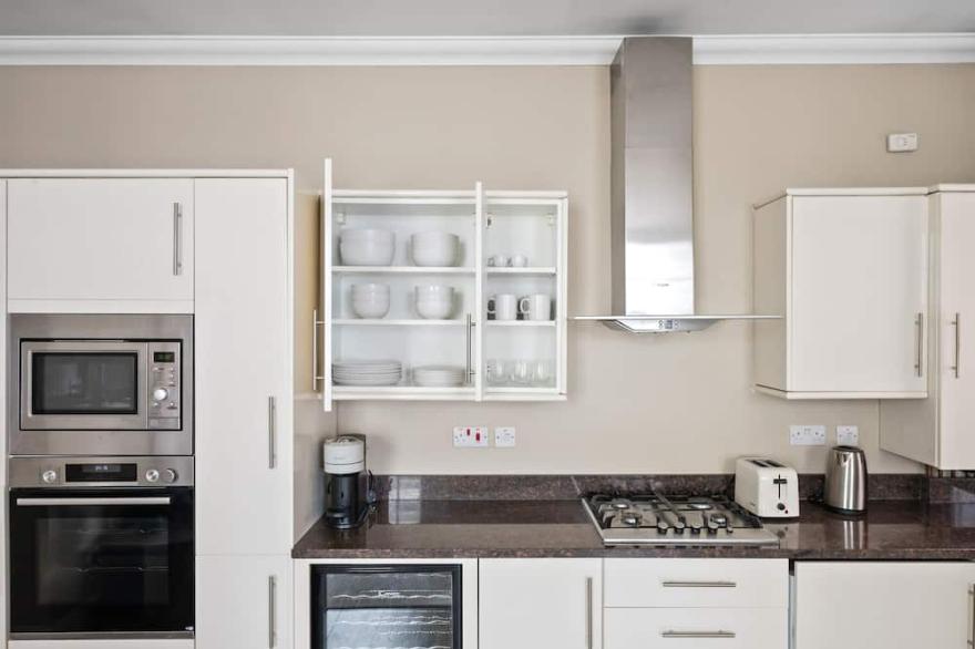 Sunlit Bayswater 2BR w/ High Ceilings, near Hyde Park, by Blueground