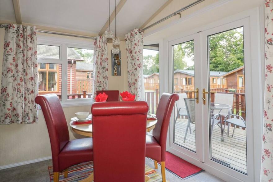 POPPY LODGE, family friendly in Lostwithiel