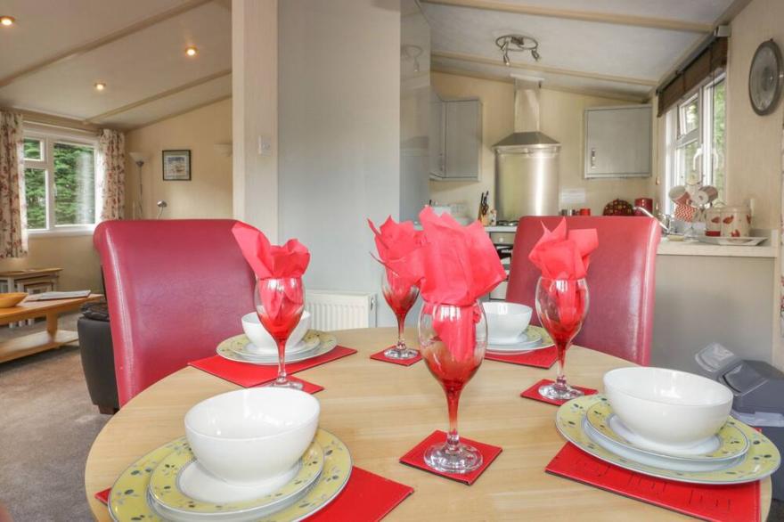 POPPY LODGE, family friendly in Lostwithiel