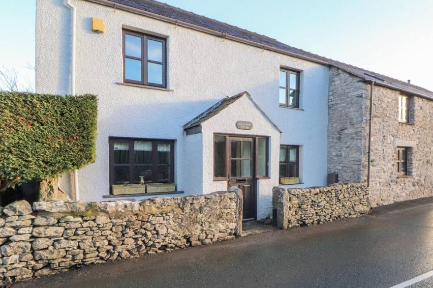 CLERK BECK COTTAGE, pet friendly, with a garden in Ulverston