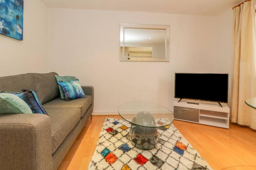 42 TANNERY MEWS, pet friendly, character holiday cottage in York