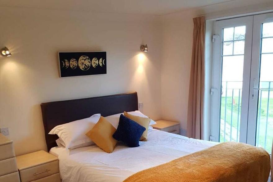 Pearl Cottage - Spacious 4 Bedroom Holiday Home, Atlantic Coast, + Facilities.