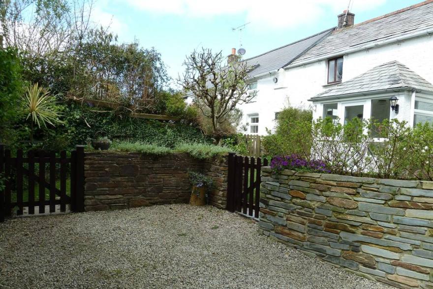 Romantic cosy cottage, pet friendly with pretty garden near Padstow and beaches