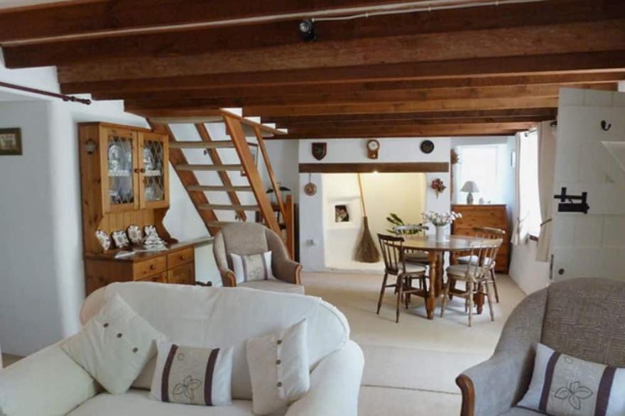 Romantic cosy cottage, pet friendly with pretty garden near Padstow and beaches