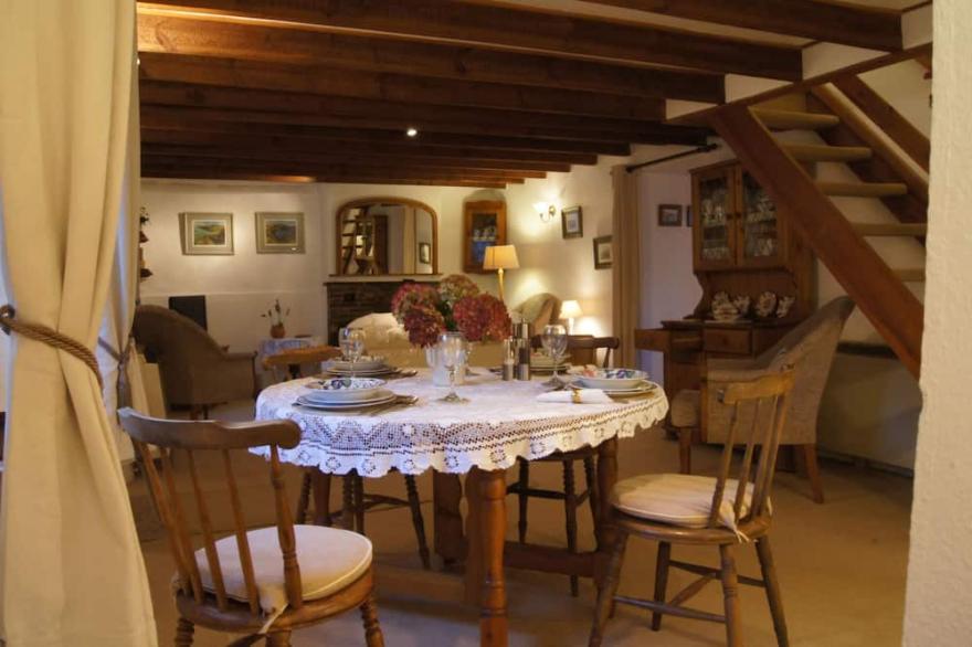 Romantic cosy cottage, pet friendly with pretty garden near Padstow and beaches