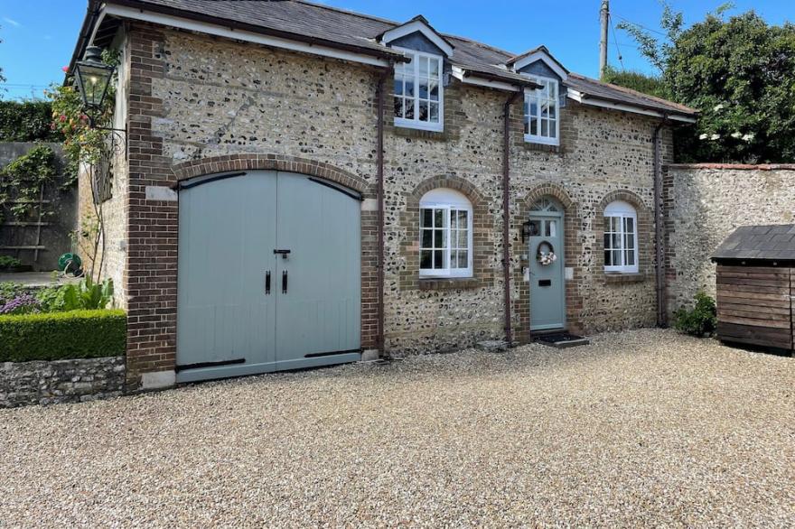 THE COACH HOUSE, character holiday cottage in Piddletrenthide
