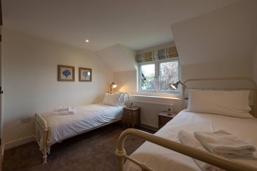 Spacious converted barn with large garden and hot tub - 10mn from surfing beach!