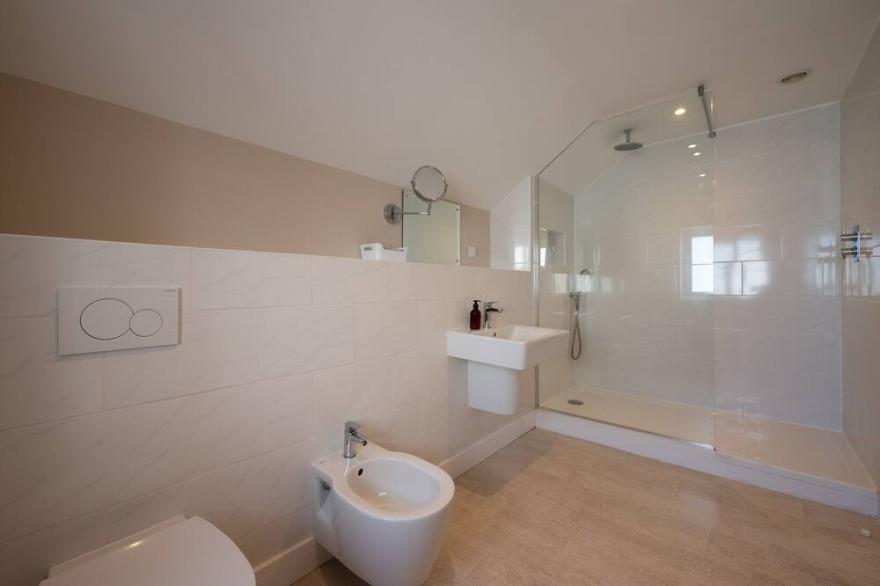 Spacious converted barn with large garden and hot tub - 10mn from surfing beach!