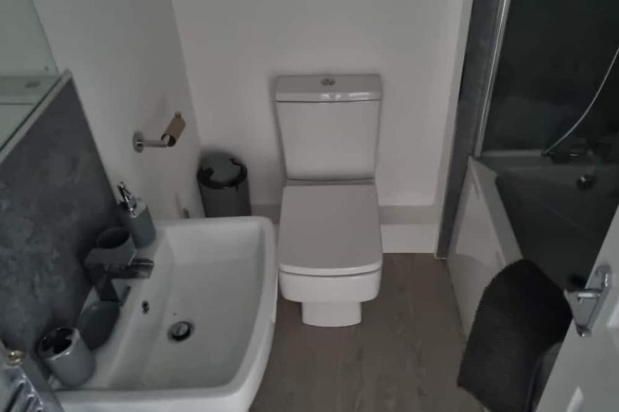 Beautiful 4 bed home, Sleeps 8, driveway parking