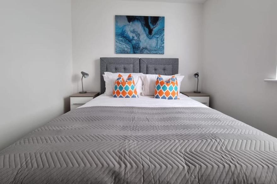 Beautiful 4 bed home, Sleeps 8, driveway parking