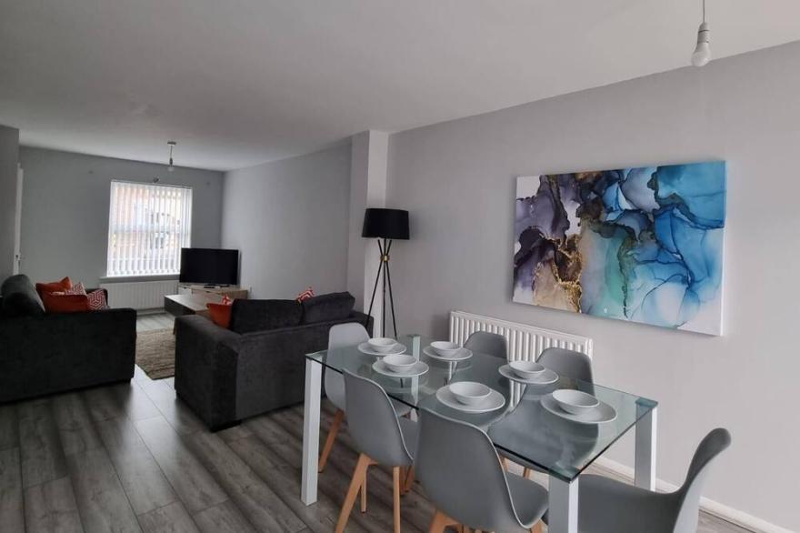 Beautiful 4 bed home, Sleeps 8, driveway parking