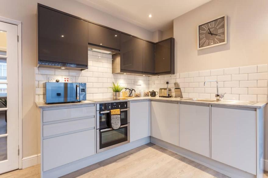 Stylish Town Centre House - Sunny Decking / Seating / BBQ Area & PKG