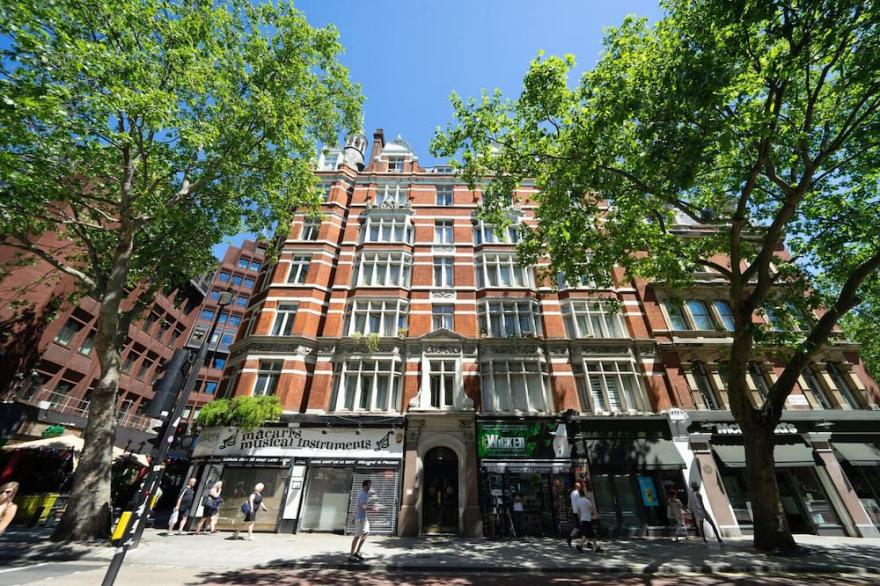 Large High Ceilings Covent Garden 2BR, nr. LeicSqre Stn, by Blueground