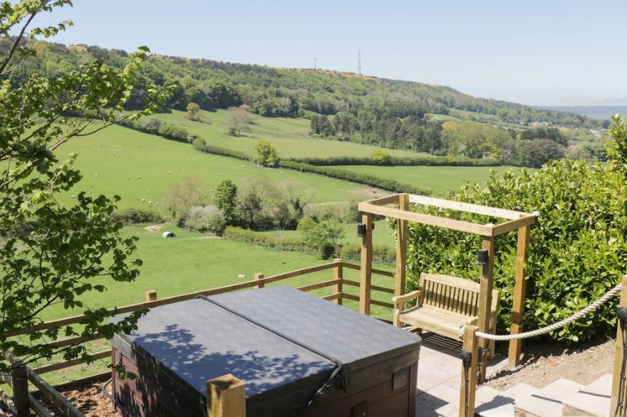 KAITKYELLA LODGE, romantic, luxury holiday cottage in Scarborough