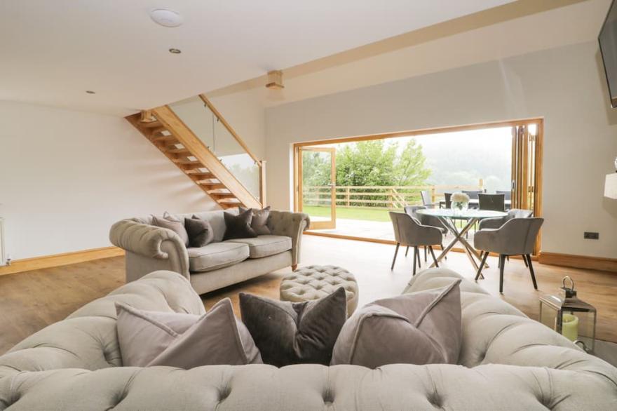 KAITKYELLA LODGE, romantic, luxury holiday cottage in Scarborough