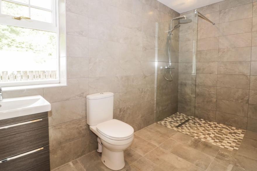 KAITKYELLA LODGE, romantic, luxury holiday cottage in Scarborough