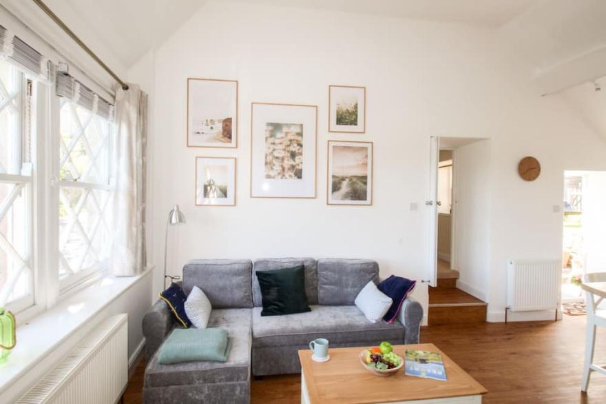 SEA PINK COTTAGE, pet friendly, with a garden in Langton Matravers