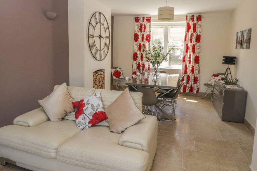 6 THE CHIPPING, pet friendly, with a garden in Wotton-Under-Edge
