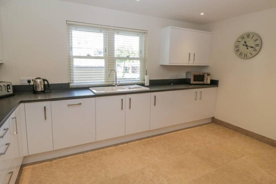6 THE CHIPPING, pet friendly, with a garden in Wotton-Under-Edge