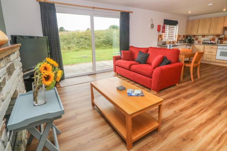 64 WATERSIDE, family friendly, country holiday cottage in Lanivet