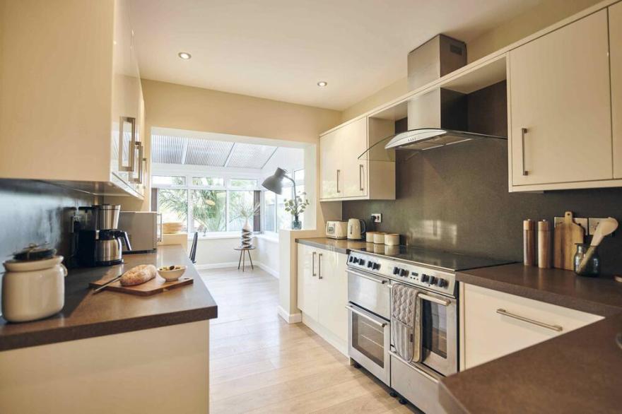 Sea Banks , Saundersfoot, Pembrokeshire- Family and dog friendly